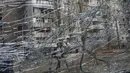 Seorang pria terlihat melalui kaca depan mobil yang rusak setelah serangan Rusia malam sebelumnya di daerah perumahan Mikolaiv, Ukraina, pada Selasa, 29 Maret 2022. Invasi Rusia ke Ukraina yang dimulai pada 24 Feberuari 2022 masih berlangsung hingga hari ini. (AP Photo/Petros Giannacouris)
