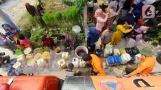 Warga antre untuk mendapatkan bantuan air bersih dari Badan Penanggulangan Bencana Daerah (BPBD) Kabupaten Bogor di Desa Tajur, Citeureup, Bogor, Jawa Barat, Kamis (7/9/2023). Pemerintah Kabupaten Bogor melalui BPBD menyatakan ada 220.574 jiwa terdampak kekeringan sejak 2 Mei hingga 5 September 2023. (merdeka.com/Arie Basuki)