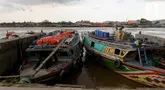 Pekerja mengangkut barang ke kapal di kawasan Dermaga 16 Ilir di tepian Sungai Musi, Palembang, Sumatera Selatan, Rabu (28/5/2025). (Liputan6.com/Herman Zakharia)