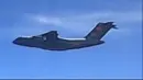 Pesawat Ilyushin Il-76 milik China PLAAF saat berada di wilayah udara di atas zona maritim Malaysia dekat pantai negara bagian Sarawak di pulau Kalimantan. Pesawat China itu terbang di langit Malaysia tanpa menghubungi kontrol lalu lintas udara regional meski sudah diminta beberapa kali. (Royal Mala