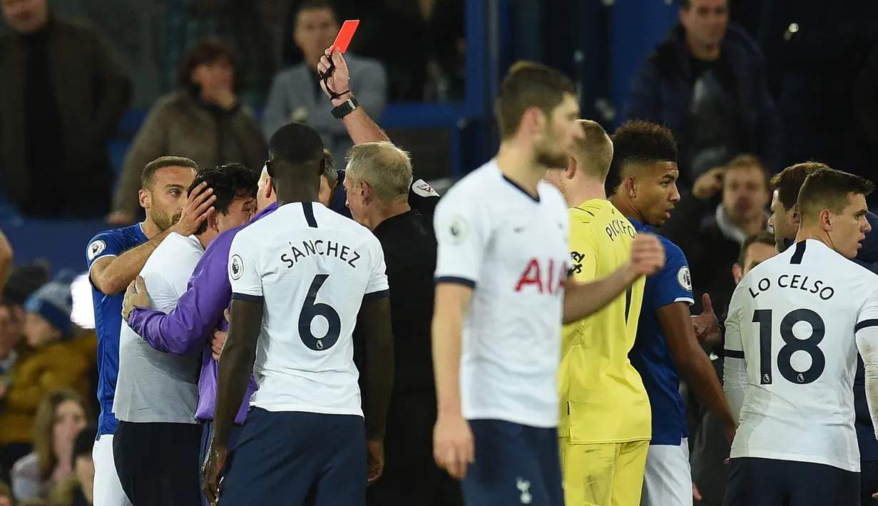 Wasit Martin Atkinson (keempat kiri) menunjukkan kartu merah kepada striker Tottenham Hotspur Son Heung-min (kedua kiri) setelah dia menekel gelandang Everton Andre Gomes pada pertandingan Liga Inggris di Goodison Park, Liverpool, Inggris, Minggu (3/11/2019). Andre Gomes patah kaki. (Oli SCARFF/AFP)