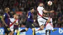 Pemain Barcelona, Lionel Messi (tengah), duel udara dengan pemain Rayo Vallecano, Jordi Amat (kanan), dalam pertandingan lanjutan La Liga 2018/2019 yang berlangsung di Camp Nou stadium, Sabtu (9/3/2019). (AFP/Lluis Gene)