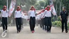 Anggota Pasukan Pengibar Bendera Pusaka (Paskibraka) berlatih di Lapangan Pusat Pemberdayaan Pemuda dan Olahraga Nasional (PP PON) Cibubur, Jakarta, Kamis (11/8). (Liputan6.com/Yoppy Renato)