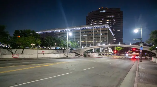 Suasana jalan raya di dekat gedung Federal ketika jam malam diberlakukan menyusul protes berhari-hari sebagai tanggapan atas operasi imigrasi federal di Los Angeles, Amerika Serikat, pada 10 Juni 2025 waktu setempat. (RINGO CHIU/AFP)