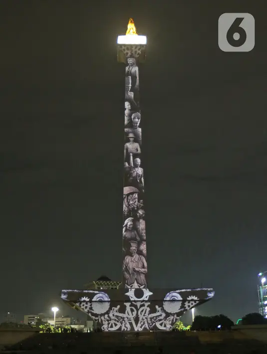Gambar menghiasi Tugu Monumen Nasional (Monas) saat berlangsung pertunjukan video mapping di Jakarta, Minggu (22/12/2019). Acara ini berlangsung di pelataran barat Tugu Monas pada 22-31 Desember 2019. (Liputan6.com/Herman Zakharia)