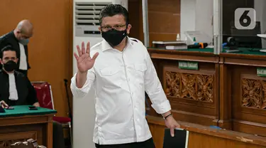 Terdakwa kasus pembunuhan berencana terhadap Yosua Hutabarat atau Brigadir J, Ferdy Sambo melambaikan tangan saat bersiap menjalani sidang putusan di PN Jakarta Selatan, Senin (13/2/2023).  Pembacaan putusan kasus pembunuhan berencana Brigadir Nofriansyah Yoshua Hutabarat alias Brigadir J ini akan disampaikan oleh Ketua Majelis Hakim Wahyu Iman Santoso. (Liputan6.com/Faizal Fanani)