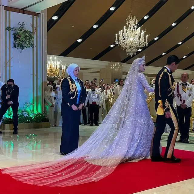 Detail Gaun Anisha Rosnah yang Glamor Maksimal Bertabur Berlian di Majlis Persantapan Diraja, Kontras dengan Makeup Minimalis