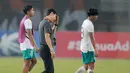Bukan hanya pemain, bahkan Shin Tae-yong pun tidak dapat menutupi rasa kekecewaanya usai gagal membawa Garuda Nusantara ke babak semifinal Piala AFF U-19. (Bola.com/M Iqbal Ichsan)