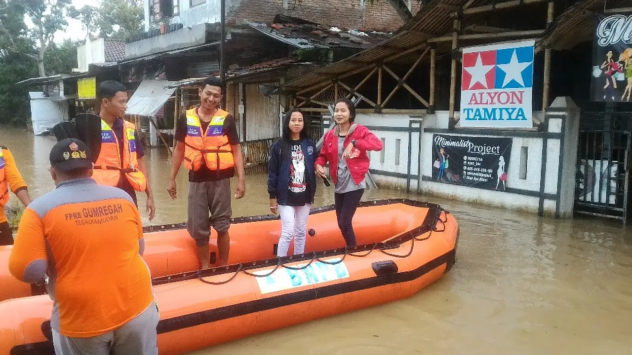 Ilustrasi - Petugas dan relawan BPBD mengevakuasi penduduk yang terendam banjir di Sidareja, Cilacap, Desember 2017 usai dipicu cuaca ekstrem. (Foto: Liputan6.com/Muhamad Ridlo)