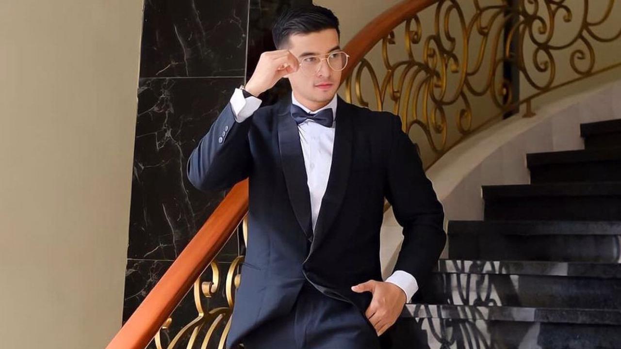 Dalam balutan serba hitam