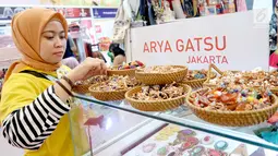 Pengunjung melihat aksesosis wanita Arya Gatsu di booth YDBA pada Jakarta Fair Kemayoran 2019 di JIExpo Kemayoran, Jakarta, Rabu (19/6/2019). YDBA mengikutsertakan 40 UMKM yang berasal dari berbagai wilayah sejak tanggal 22 Mei – 30 Juni 2019. (Liputan6.com/HO/Eko)