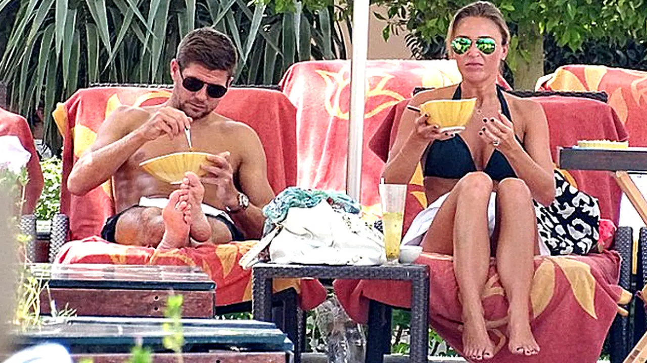 Steven Gerrard dan Alex 