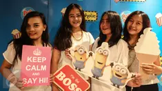 Sejumlah penonton berpose di fotobooth jelang nonton bareng Minions yang diselenggarakan oleh CinemaHolic di Blitz Megaplex, Jakarta, Minggu (28/6/2015). (Liputan6.com/Faizal Fanani)
