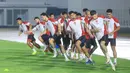 Timnas Indonesia dan Timnas Australia batal menggelar official training atau latihan resmi di Stadion Utama Gelora Bung Karno (SUGBK), Jakarta Pusat, pada Senin (9/9/2024) akibat diguyur hujan deras. Untuk menghindari rusaknya rumput SUGBK, Timnas Indonesia akhirnya menggunakan Stadion Madya dalam official training, sementara sang tamu melakoninya di Lapangan A Gelora Bung Karno. (Bola.com/M Iqbal Ichsan)