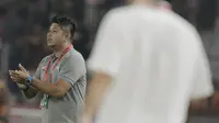 Pelatih Home United, Aidil Sharin, saat pertandingan melawan Persija Jakarta pada laga Piala AFC di SUGBK, Jakarta, Selasa (15/5/2018). Persija takluk 1-3 dari Home United. (Bola.com/M Iqbal Ichsan)