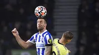 Bek Brighton, Shane Duffy (kiri) berduel udara dengan gelandang Arsenal, Emile Smith Rowe, saat kedua tim bentrok pada lanjutan Liga Inggris 2021/2022 di Stadion AMEX, Sabtu (2/10/2021) waktu setempat. (Ashley Western/PA via AP)