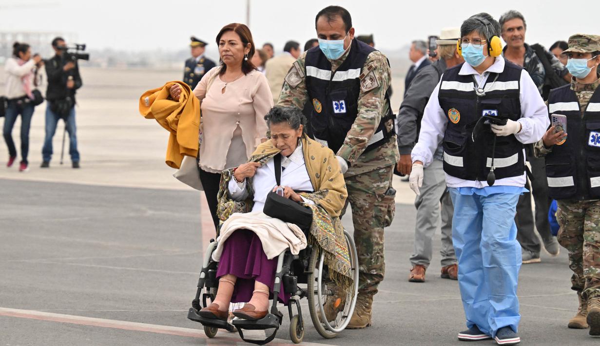 Mereka diangkut menggunakan pesawat kepresidenan Boeing 737. (CRIS BOURONCLE/AFP)