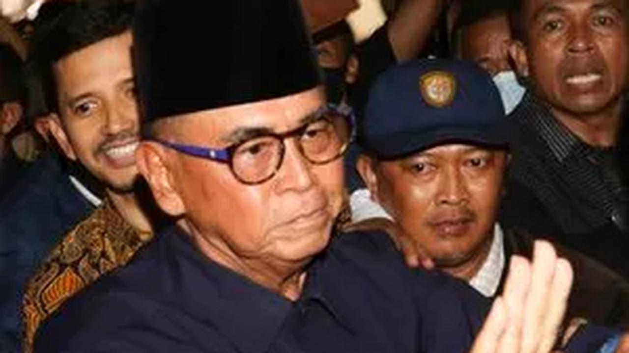 Panji Gumilang sebelumnya dijadwalkan diperiksa pada hari ini sekitar pukul 10.00 WIB. Namun Panji Gumilang tidak bisa hadir karena dalam masa tahap penyembuhan.