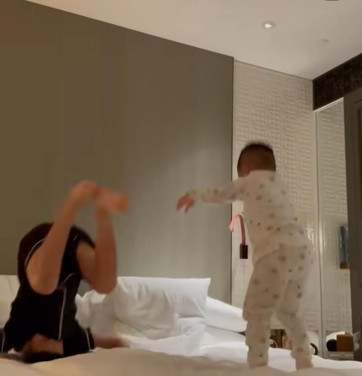 Jumpalitan Sebelum Tidur, Momen Kocak Rafathar dan Cipung yang Bikin Gemas!