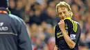 Kekecewaan gelandang Liverpool Lucas Leiva ketika harus meninggalkan lapangan kaibat dikartu merah pada laga kontra Stoke City di Britannia Stadium, 13 November 2010. AFP PHOTO/PAUL ELLIS