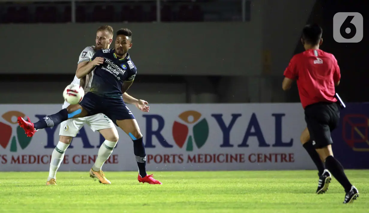 Pemain Persib Bandung Wander Luiz (depan) mengontrol bola dibayangi pemain PS Sleman Maslac Mario dalam pertandingan semifinal leg kedua Piala Menpora 2021 di Stadion Manahan, Solo, Senin (19/4/2021). (Bola.com/Ikhwan Yanuar)