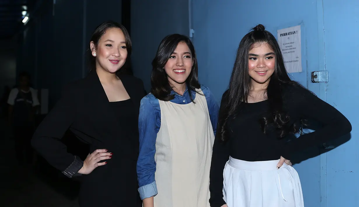"Buat kompak kami mencoba gak ikut jaman. Kami memang dari awal mau menjadi grup vokal. Kami saling terbuka aja satu sama lain. Di luar pekerjaan kami udah kaya saudara aja," terang Pricil. (Andy Masela/Bintang.com)