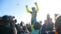 Valentino Rossi - Berakhirnya balapan MotoGP Valencia di Sirkuit Ricardo Tormo, Minggu (14/11/2021), sekaligus menjadi penanda akhir karier legenda hidup MotoGP Valentino Rossi di MotoGP. Total sembilan gelar juara dunia sudah diraih The Doctor di sepanjang kariernya. (AFP/Jose Jordan)