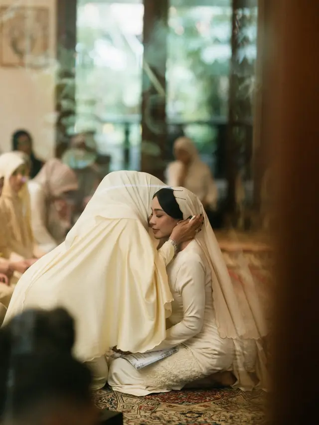 6 Potret Siraman dan Pengajian Amanda Zahra yang Baru Terungkap, Tampil Menawan