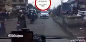 Pemilik akun facebook bernama Satria Mahendra, mengunggah video pengemudi mobil yang melawan arus namun justru dibela polisi. Update info (18/02) Menurut Kasatlantas Polres Bogor di ruas jalan depan pasar Cibinong memang diberlakukan contraflow, namu...