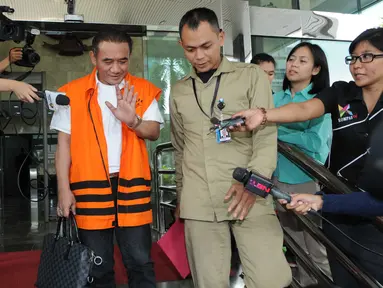 Tersangka kasus dugaan korupsi Dermaga Labuhan Haji Lombok, Ichsan Suaidi keluar dari gedung KPK usai menjalani pemeriksaan, Jakarta, Rabu (16/3/2016). Ichsan diperiksa sebagai saksi untuk tersangka Awang Lazuardi Embat. (Liputan6.com/Helmi Afandi)
