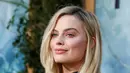 Kenakan busana bernuansa Tiongkok, Margot Robbie tampil cantik saat menghadiri premier film "The Legend of Tarzan" di Hollywood, California, (27/6). (REUTERS/Danny Moloshok)