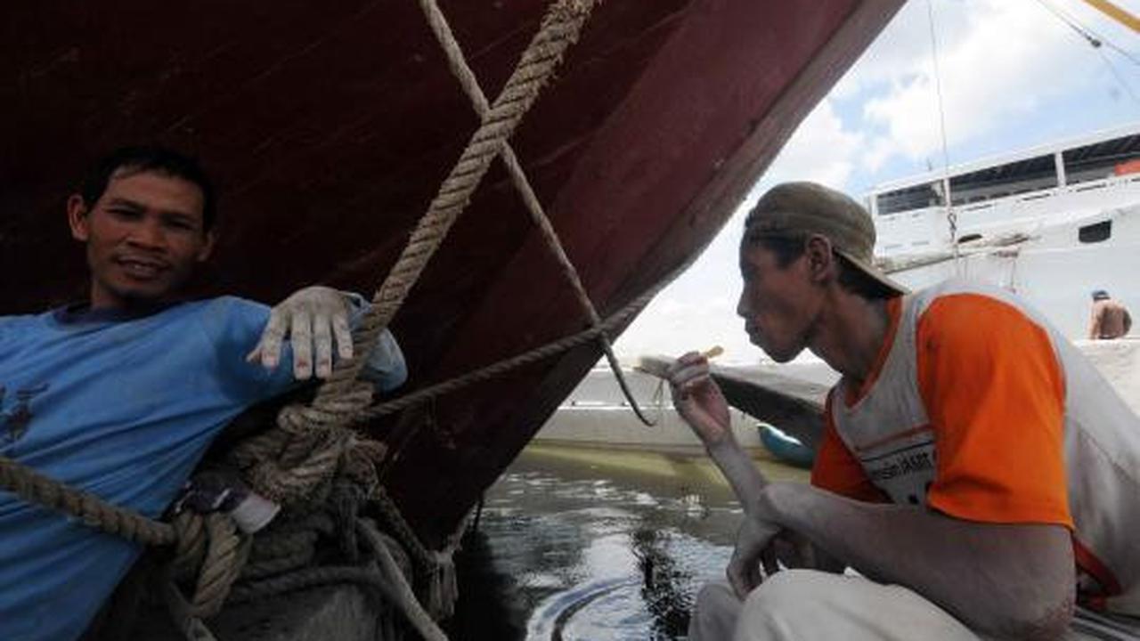 Kesibukan pengangkut barang di Sunda Kelapa jelang akhir tahun