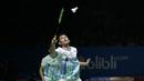 Ganda putra Indonesia, Fajar Alfian / Muhammad Rian, mengembalikan kok saat melawan Takuro Hoki / Yugo Kobayashi pada Indonesia Open 2019 di Istora Senayan, Jumat (19/7). Fajar / Rian kalah 19-21 dan 12-21. (Bola.com/Yoppy Renato)