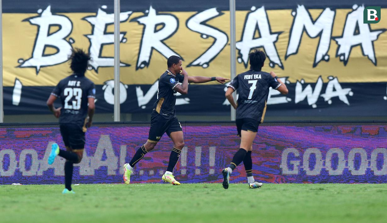 <p>Pemain Dewa United, Alex Martins Ferreira (tengah) melakukan selebrasi setelah mencetak gol ke gawang Arema FC pada laga pekan pertama BRI Liga 1 2023/2024 antara Dewa United melawan Arema FC di Stadion Indomilk, Tangerang, Minggu (02/07/2023). (Bola.com/Bagaskara Lazuardi)</p>