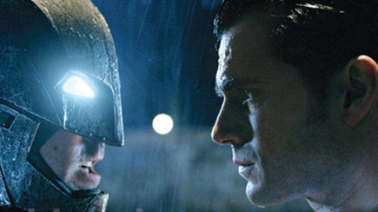 Yang paling ditunggu, Batman Vs Superman saling hajar di sini!