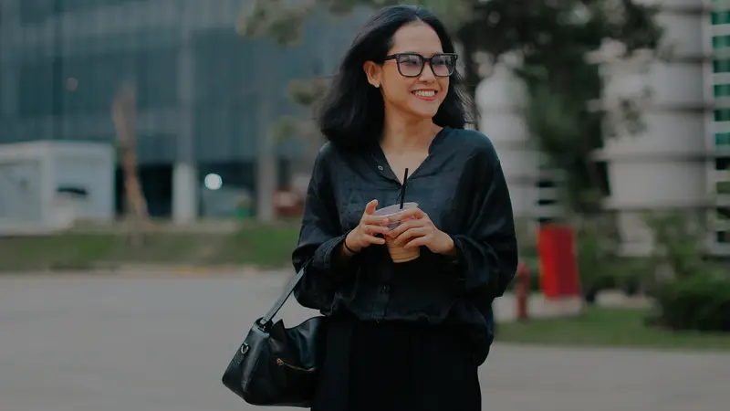 tertawa bahagia mandiri baju hitam