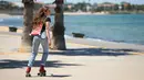 Seorang gadis mengunjungi Pantai St Kilda di Melbourne, Australia, pada 9 Desember 2020. Kehidupan pantai kembali terlihat setelah Melbourne mengakhiri masa pemberlakuan lockdown COVID-19 pada November lalu, yang berlangsung selama hampir empat bulan. (Xinhua/Hu Jingchen)
