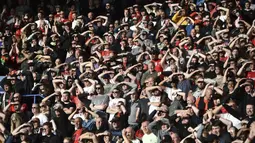 Para penonton saat menyaksikan laga lanjutan Liga Inggris 2024/2025 antara Leicester City melawan Liverpool di King Power Stadium, Leicester, Inggris, Sabtu (20/04/2025) waktu setempat. (AP Photo/Rui Vieira)