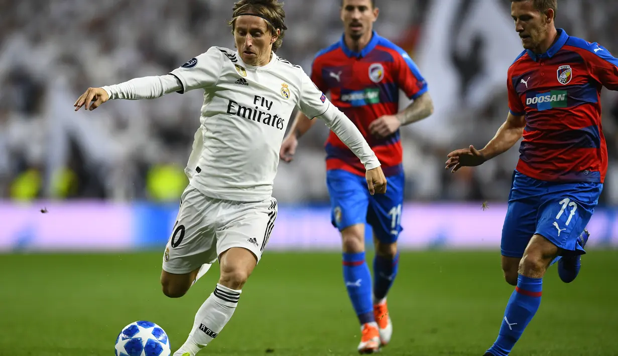 Hal tersebut membuat Modric dan keluarga terpaksa mengungsi ke tempat aman. Namun kerja keras membuatnya menjadi gelandang terbaik yang pernah ada. (AFP/Gabriel Bouys)