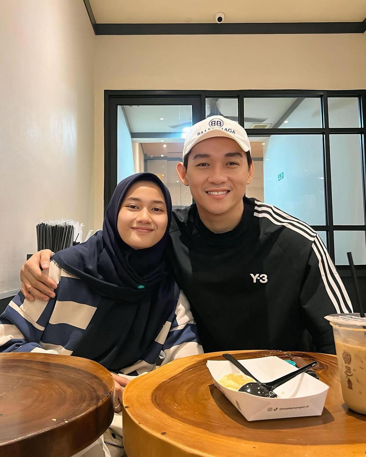 7 Potret Ifan Seventeen Bersama Anak Perempuannya, Suapi Sang Putri - Antar ke Bandara Mau Balik Pesantren