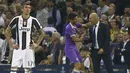 Pelatih Real Madrid, Zinedine Zidane, bersama pemain Real Madrid, Asensio, melakukan selebrasi usai mengalahkan Juventus pada laga final Liga Champions di Stadion Millennium, Cardiff, Sabtu (3/06/2017). Real Madrid menang 4-1. (AP/Dave Thompson)