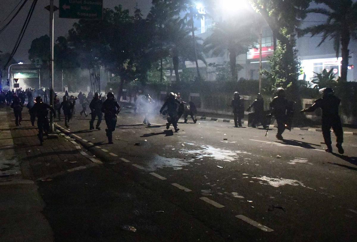 FOTO: Rusuh Pelajar dan Brimob di Pejompongan Hingga Malam Hari (ukuran kecil)