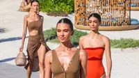 Para model yang memeragakan pakaian renang karya Yasmina Qanzal di Red Sea Fashion Week pada Jumat, 17 Mei 2023. (dok. X @CensoredMen/https://x.com/CensoredMen/status/1791842274655007089/Rusmia Nely)