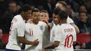 Para pemain Inggris merayakan gol yang dicetak Jesse Lingard pada laga uji coba di Amsterdam Arena, Amsterdam, (23/3/2017). Inggris menang 1-0. (AP/Peter Dejong)