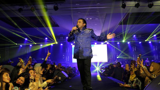 Penyanyi campur sari Didi Kempot ketika menggelar konser di Solo yang disaksikan oleh ibu Presiden Jokowi dan keluarga.(Liputan6.com/Fajar Abrori)