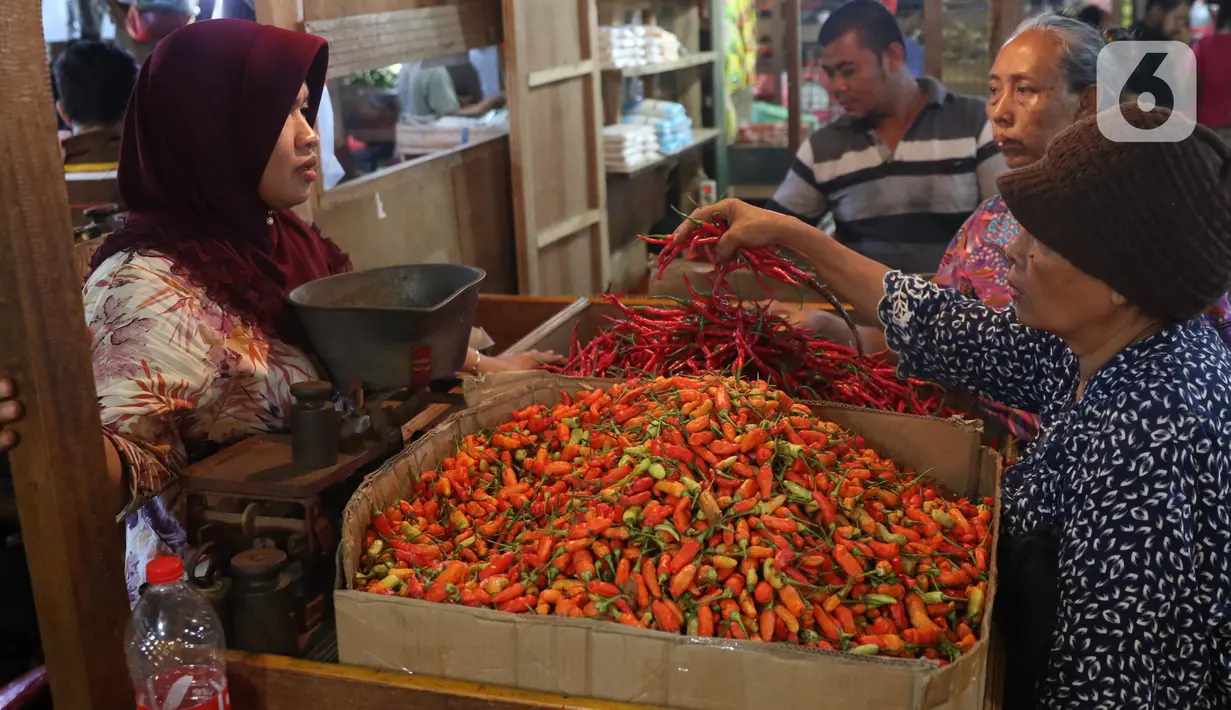 Pedagang melayani pembeli cabai di Pasar Senen, Jakarta, Selasa (14/1/2020). Pada musim penghujan tahun ini harga berbagai macam cabai di pasar tersebut  meroket dari hanya Rp20 ribu per kilogram naik hampir mencapai Rp80 ribu. (Liputan6.com/Angga Yuniar)