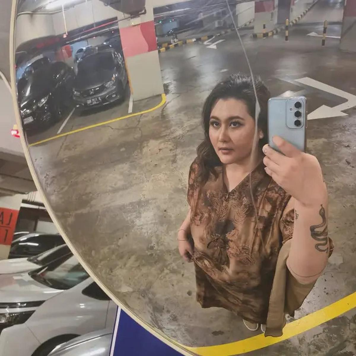 7 Potret Talitha Curtis Pamer 8 Tato di Tubuh, Tato Ular Tanda Penyembuhan
