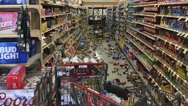 Walmart di Yucca Yalley, California tampak amburadul. Banyak bahan makanan yang berserakan dan berjatuhan (AP News)