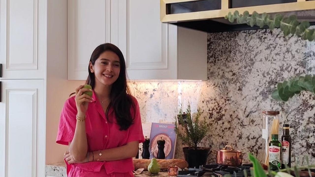 Usung Konsep American Classic, ini Potret Rumah Nabila Syakieb dengan Nuansa Warna Putih