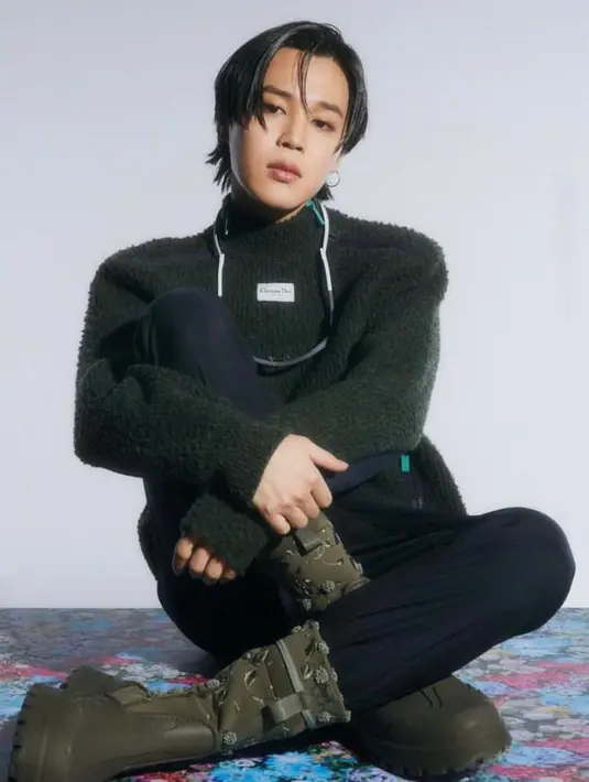 Berpose sambil duduk, Jimin tampil dengan sportswear dari koleksi Dior Summer 2023.
